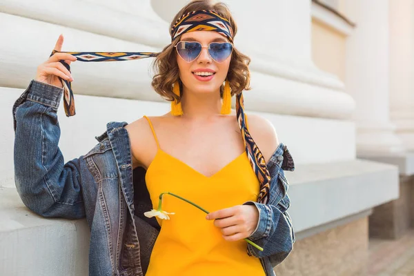 Mulher Atraente Elegante Roupa Estilo Hippie Casaco Ganga Vestido Amarelo — Fotografia de Stock