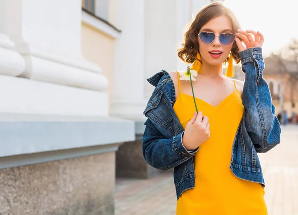 Krásný Stylový Hipster Žena Pózovat Ulice Móda Držení Květiny Žluté — Stock fotografie
