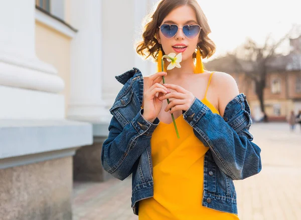 Vacker Elegant Hipster Kvinna Poserar Street Mode Hålla Blomma Gul — Stockfoto