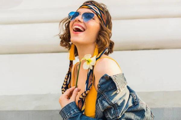 Mulher Atraente Elegante Roupa Estilo Hippie Casaco Ganga Vestido Amarelo — Fotografia de Stock