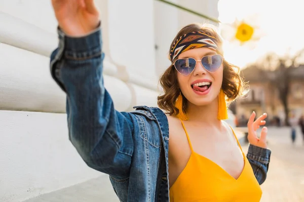 Bela Mulher Hipster Elegante Divertindo Moda Rua Segurando Flor Vestido — Fotografia de Stock