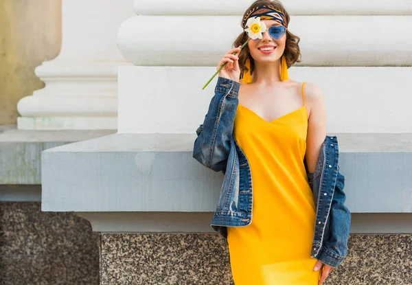 Bela Mulher Sorridente Vestido Elegante Amarelo Usando Jaqueta Ganga Segurando — Fotografia de Stock