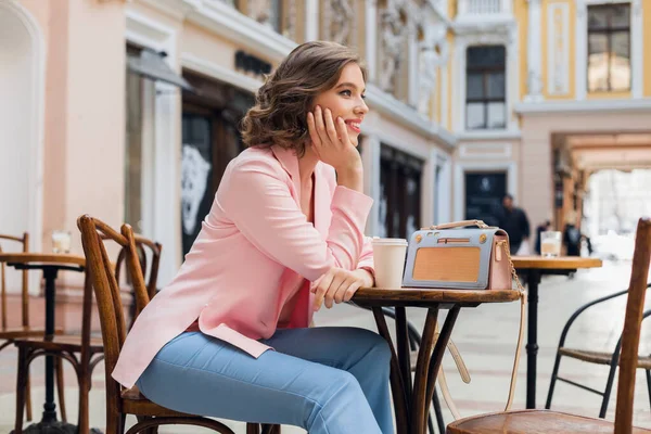 Retrato Senhora Sorridente Elegante Sentado Mesa Bebendo Café Jaqueta Rosa — Fotografia de Stock