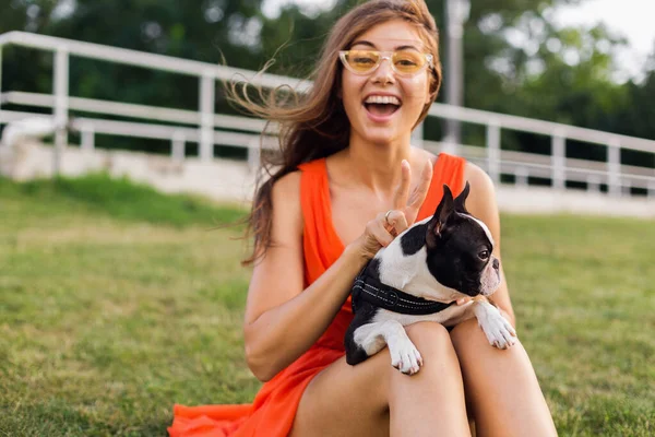 Junge Glücklich Lächelnde Frau Orangefarbenem Kleid Die Spaß Beim Spielen — Stockfoto