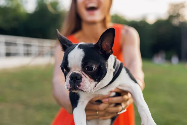 公園で犬と遊ぶ楽しいオレンジのドレスの若い幸せな笑顔の女性 夏のスタイル 陽気な気分 — ストック写真