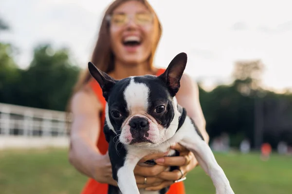 ボストン テリア犬を飼っている夏の公園でペットと遊んでいて — ストック写真