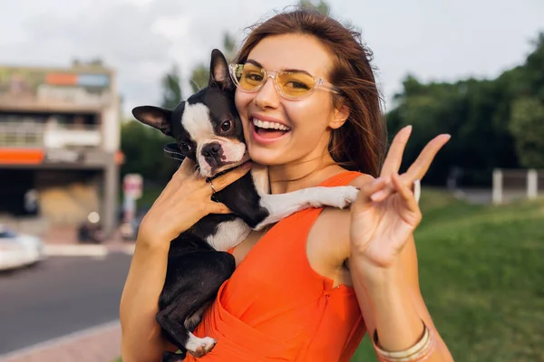 公園で犬と遊ぶ楽しいオレンジのドレスの若い幸せな笑顔の女性 夏のスタイル 陽気な気分 — ストック写真