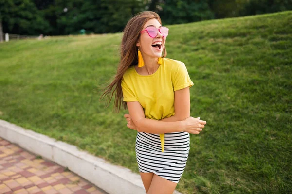Молодая Стильная Смеющаяся Женщина Веселится Городском Парке Улыбается Веселым Настроением — стоковое фото