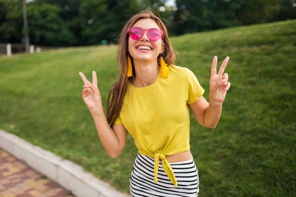 Jovem Atraente Mulher Sorridente Elegante Divertindo Parque Cidade Positivo Emocional — Fotografia de Stock