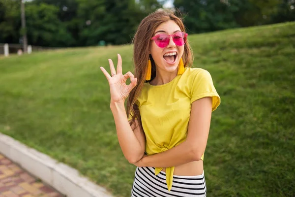 Jeune Femme Souriante Élégante Attrayante Qui Amuse Dans Parc Ville — Photo