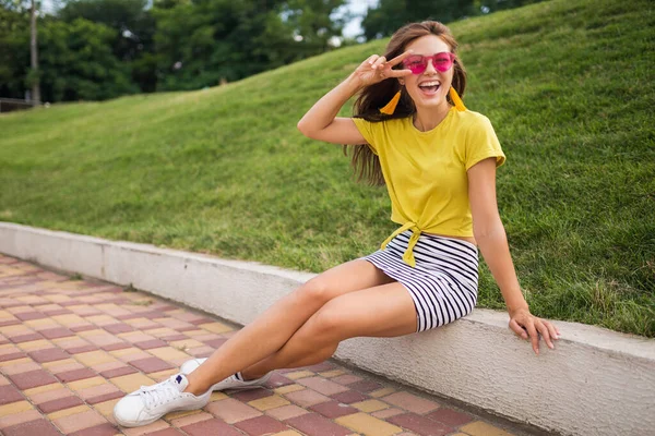 Ung Attraktiv Snygg Leende Kvinna Att Kul Stadsparken Positiv Emotionell — Stockfoto