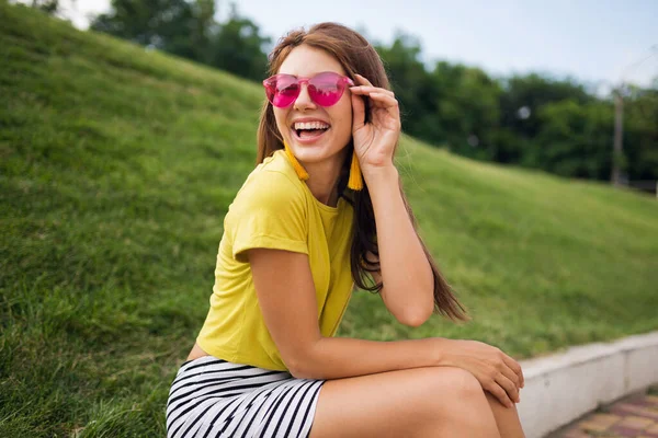 Молода Стильна Смішна Жінка Розважається Міському Парку Усміхається Веселий Настрій — стокове фото