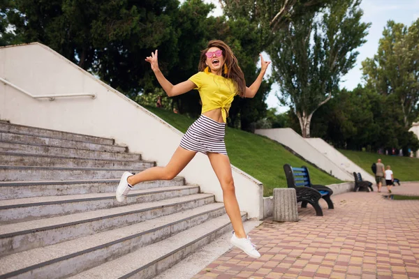 Muito Jovem Sorrindo Mulher Divertindo Parque Cidade Pulando Escadas Positivo — Fotografia de Stock