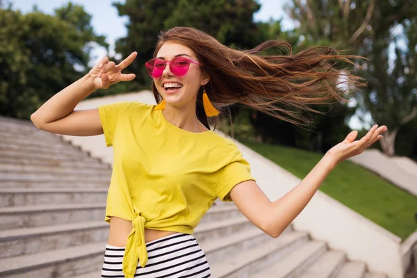 Молода Досить Стильна Усміхнена Жінка Розважається Міському Парку Позитивна Емоційна — стокове фото