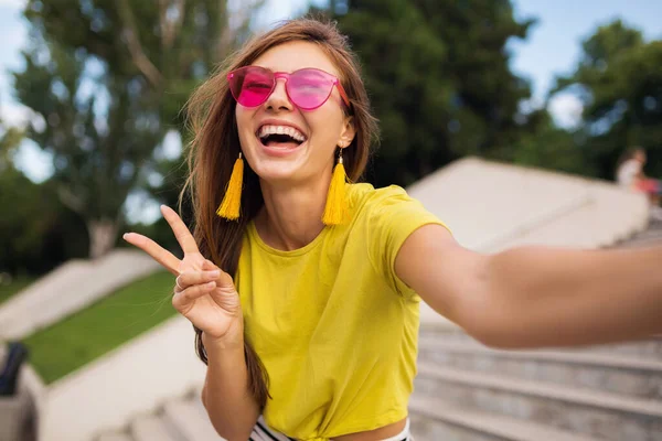 Junge Hübsche Lächelnde Frau Macht Selfie Foto Vor Der Kamera — Stockfoto