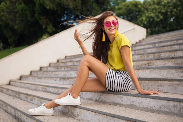 Jovem Muito Elegante Sorrindo Mulher Divertindo Parque Cidade Vestindo Top — Fotografia de Stock