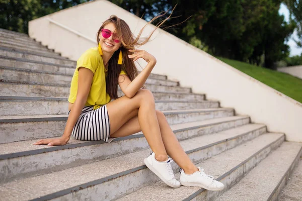 Молода Досить Стильна Усміхнена Жінка Розважається Міському Парку Одягнена Жовтий — стокове фото