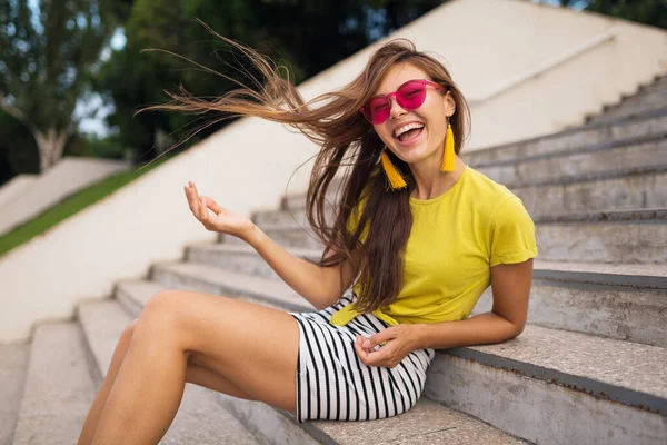 Mladý Atraktivní Stylový Úsměv Žena Baví Městském Parku Pozitivní Emocionální — Stock fotografie