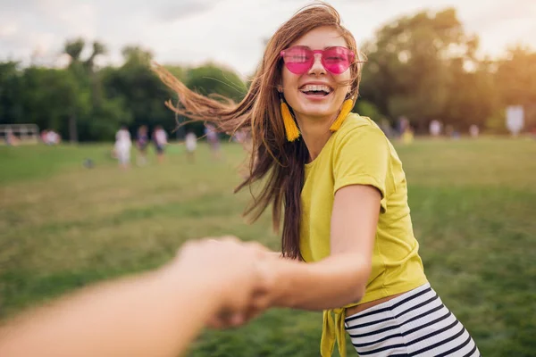 Jong Vrij Stijlvol Lachende Vrouw Die Plezier Hebben Het Stadspark — Stockfoto