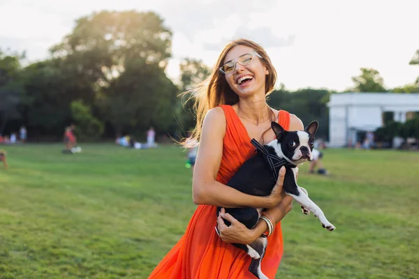 公園で犬を飼っている若い幸せな笑顔の女性夏の晴れた日陽気な気分ペットと遊ぶ — ストック写真