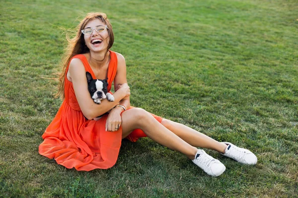 Счастливая Красивая Женщина Сидит Траве Летнем Парке Держа Бостонского Терьера — стоковое фото