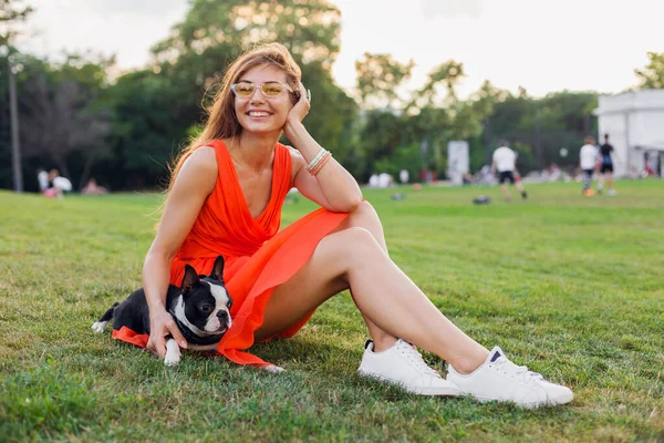 Mladá Šťastná Usměvavá Žena Oranžových Šatech Baví Hraní Psem Parku — Stock fotografie