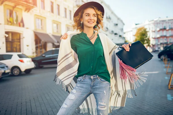 Porträtt Glad Positiv Kvinna Leende Uppriktig Vår Mode Gata Stil — Stockfoto