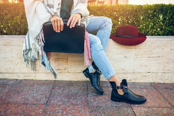 Primer Plano Las Piernas Mujer Con Botas Cuero Negro Jeans — Foto de Stock