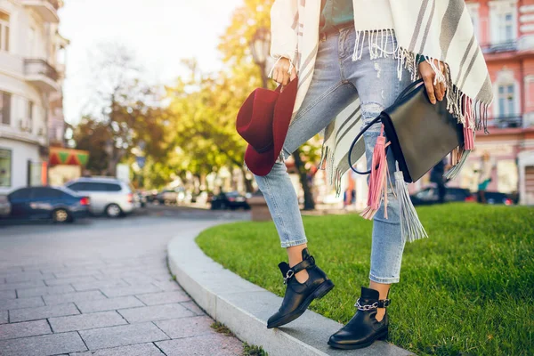 Närbild Kvinna Ben Bär Svart Läder Stövlar Jeans Skor Våren — Stockfoto