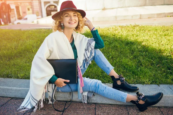 Vacker Elegant Dam Promenader Gatan Cape Hålla Handväska Mode Tillbehör — Stockfoto