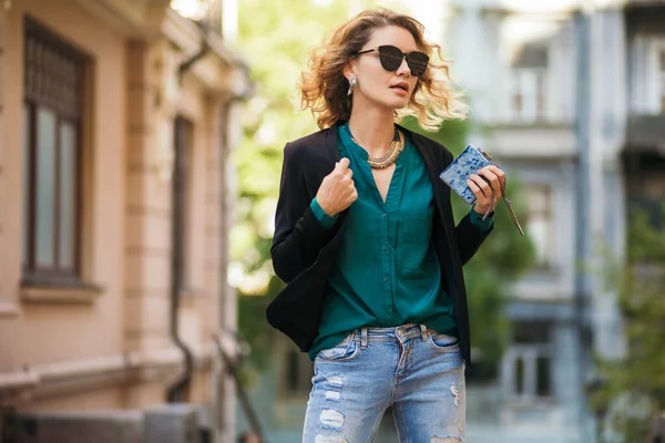 Snygg Vacker Kvinna Jeans Och Jacka Promenader Gatan Med Liten — Stockfoto