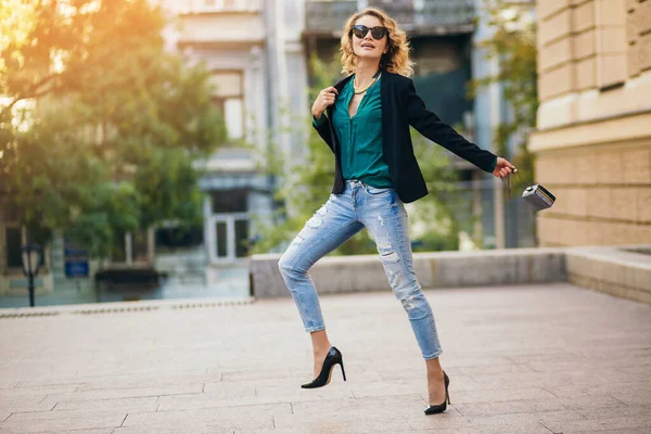 Mulher Elegante Atraente Andando Rua Cidade Sapatos Salto Alto Jeans — Fotografia de Stock