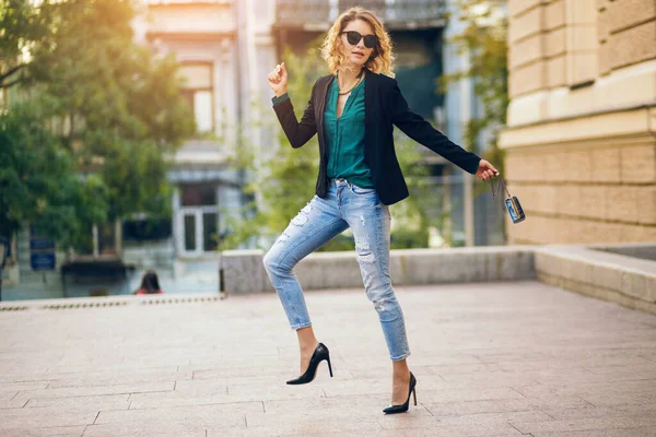 Mulher Elegante Atraente Andando Rua Cidade Sapatos Salto Alto Jeans — Fotografia de Stock