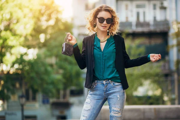 小さな財布 エレガントなスタイル 春のファッショントレンドと街を歩くジーンズやジャケットのスタイリッシュな美しい女性 — ストック写真