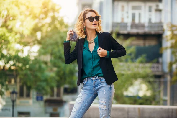 Preety Mulher Elegante Andando Rua Jeans Azul Vestindo Jaqueta Blusa — Fotografia de Stock