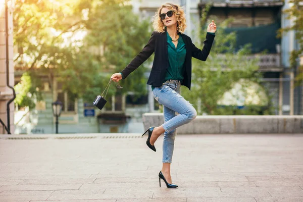 Preety Femme Élégante Marchant Dans Rue Jeans Bleu Veste Chemisier — Photo