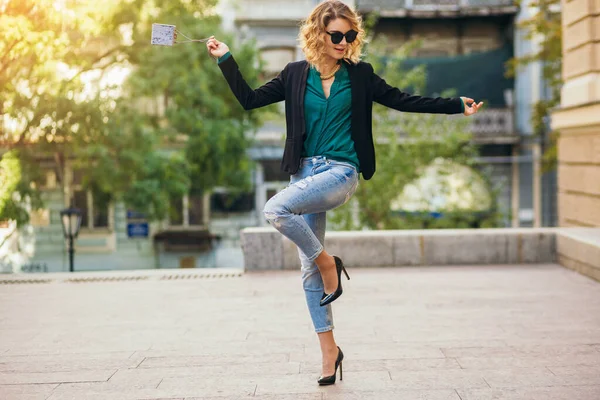 ジャケットと緑のブラウスを着た青いジーンズの街を歩くかなりスタイリッシュな女性 ファッションアクセサリー エレガントなスタイル 春のファッショントレンド — ストック写真