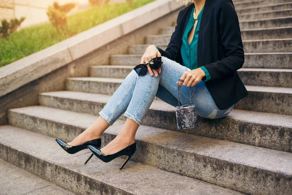 Mujer Hermosa Elegante Joven Sentada Calle Con Pantalones Vaqueros Chaqueta —  Fotos de Stock