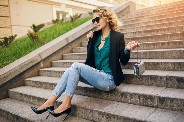 Jovem Mulher Bonita Elegante Sentado Rua Vestindo Jeans Jaqueta Preta — Fotografia de Stock