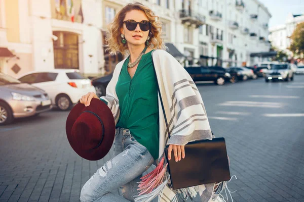 Porträtt Ung Attraktiv Kvinna Sunglaaser Street Style Mode Våren Trender — Stockfoto