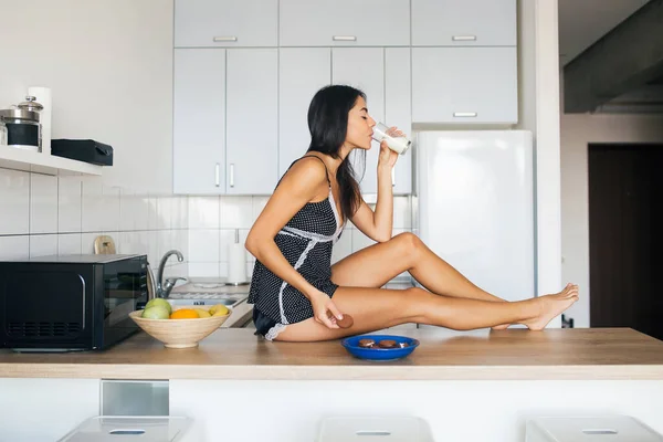 매력적 미소짓는 식사를 하면서 잠옷을 우유를 마시는 라이프 스타일 다리를 — 스톡 사진
