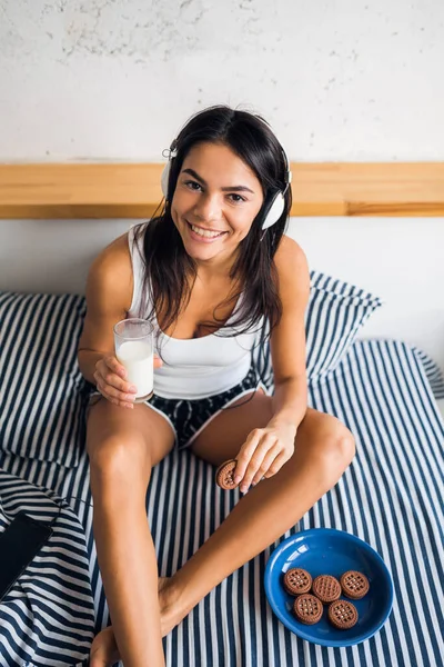 Pretty Sexy Smiling Woman Sitting Bed Morning Listening Music Headphones — Stock Photo, Image