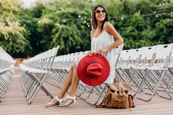Mulher Atraente Vestida Com Vestido Branco Chapéu Vermelho Óculos Sol — Fotografia de Stock