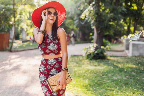 Elegante Hermosa Mujer Caminando Parque Traje Tropical Señora Estilo Calle —  Fotos de Stock