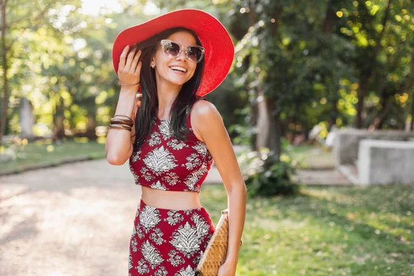 Retrato Moda Sorrir Mulher Elegante Atraente Andando Parque Roupas Verão — Fotografia de Stock