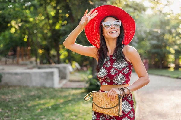 Retrato Moda Sorrir Mulher Elegante Atraente Andando Parque Roupas Verão — Fotografia de Stock