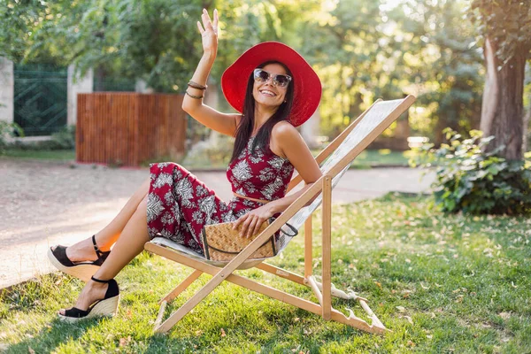 Mulher Bonita Elegante Sentado Cadeira Deck Estilo Tropical Roupa Mão — Fotografia de Stock