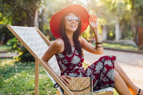 Krásná Žena Sedí Lehátku Tropickém Oblečení Dáma Ulici Styl Letní — Stock fotografie