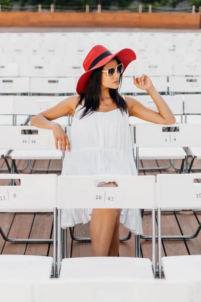 Atraktivní Šťastný Úsměv Žena Oblečená Bílých Šatech Červená Čepice Sluneční — Stock fotografie
