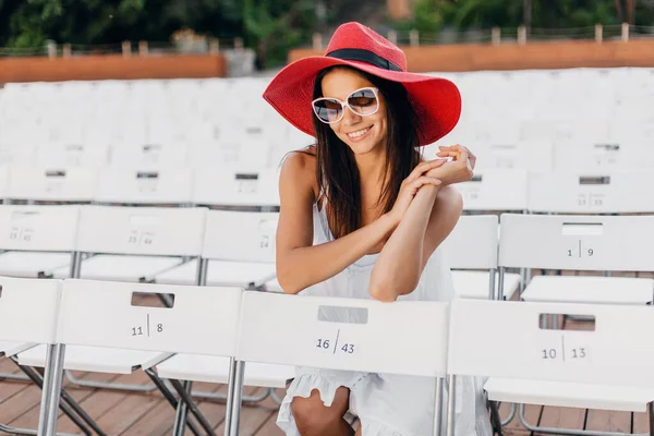 Ελκυστική Χαρούμενη Χαμογελαστή Γυναίκα Ντυμένη Λευκό Φόρεμα Κόκκινο Καπέλο Γυαλιά — Φωτογραφία Αρχείου